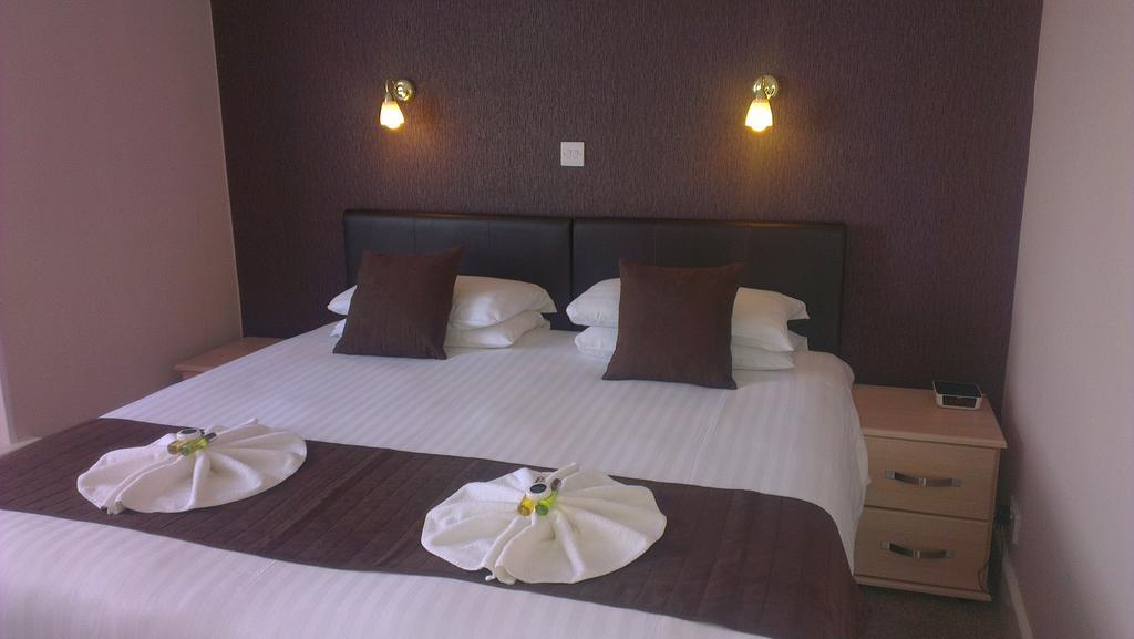 Wayside Cheer Hotel Castel Phòng bức ảnh