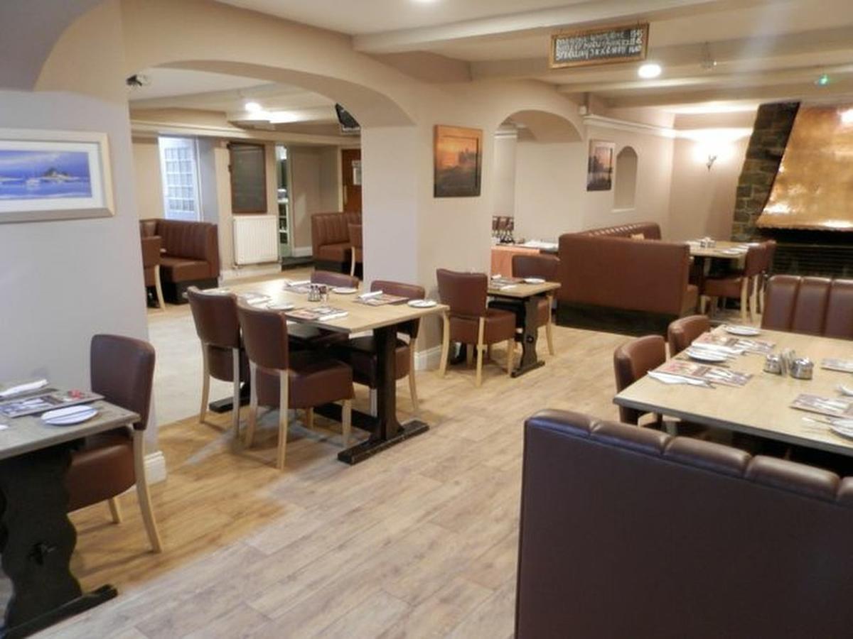 Wayside Cheer Hotel Castel Ngoại thất bức ảnh