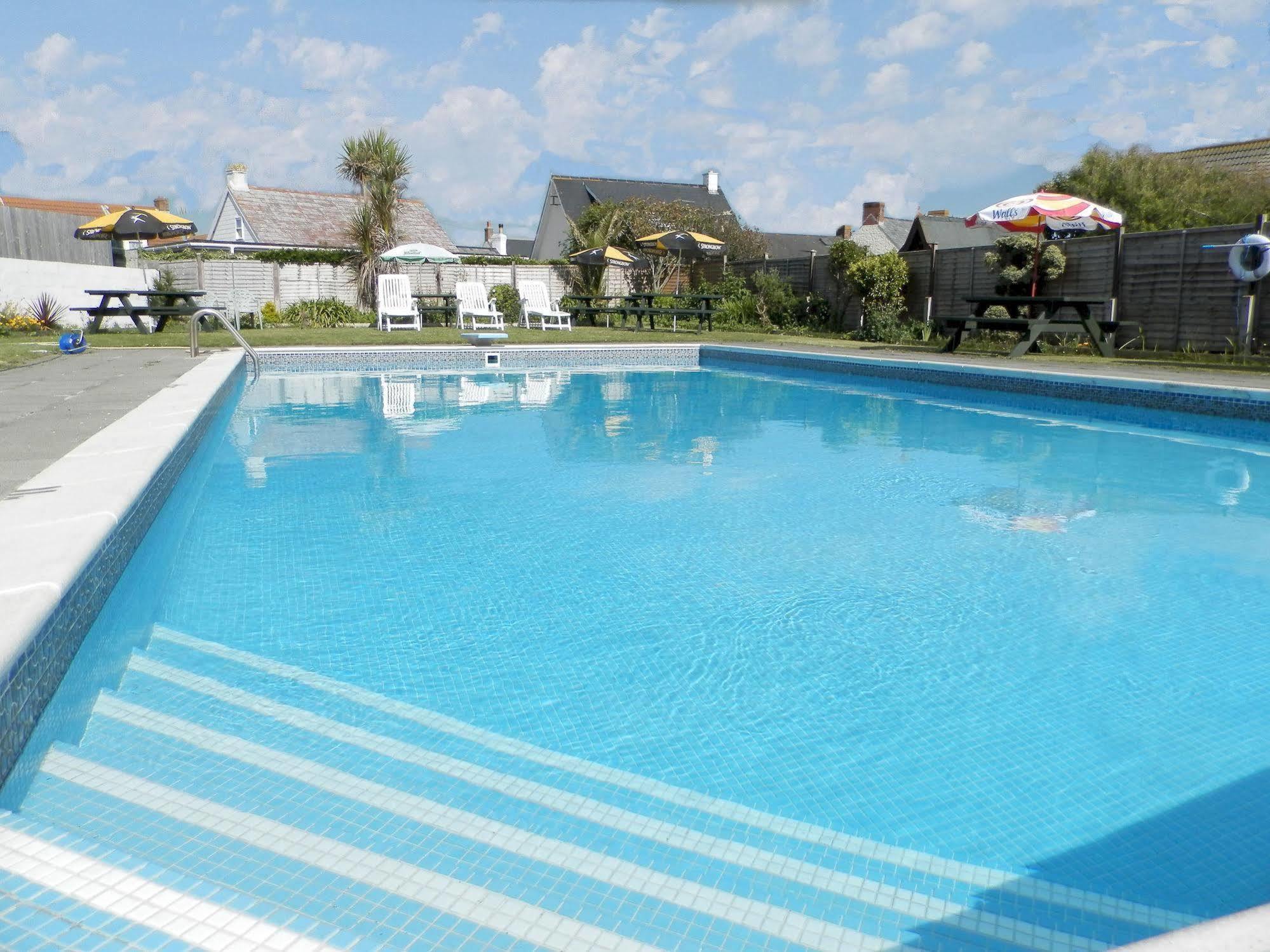 Wayside Cheer Hotel Castel Ngoại thất bức ảnh